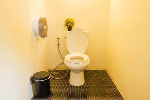 Bílá toaletní mísa v koupelně. — Stock fotografie