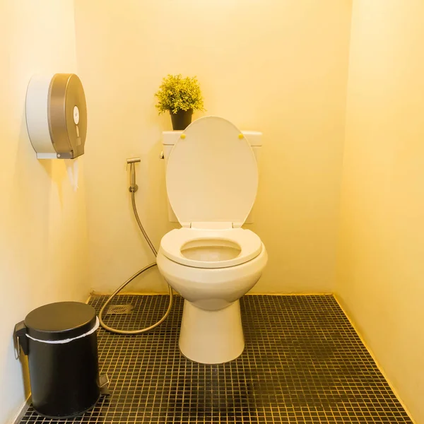 Witte toiletpot in de badkamer. — Stockfoto