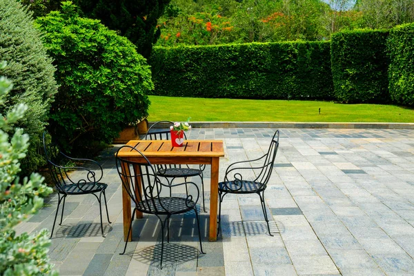Ahşap masa sandalye bahçede