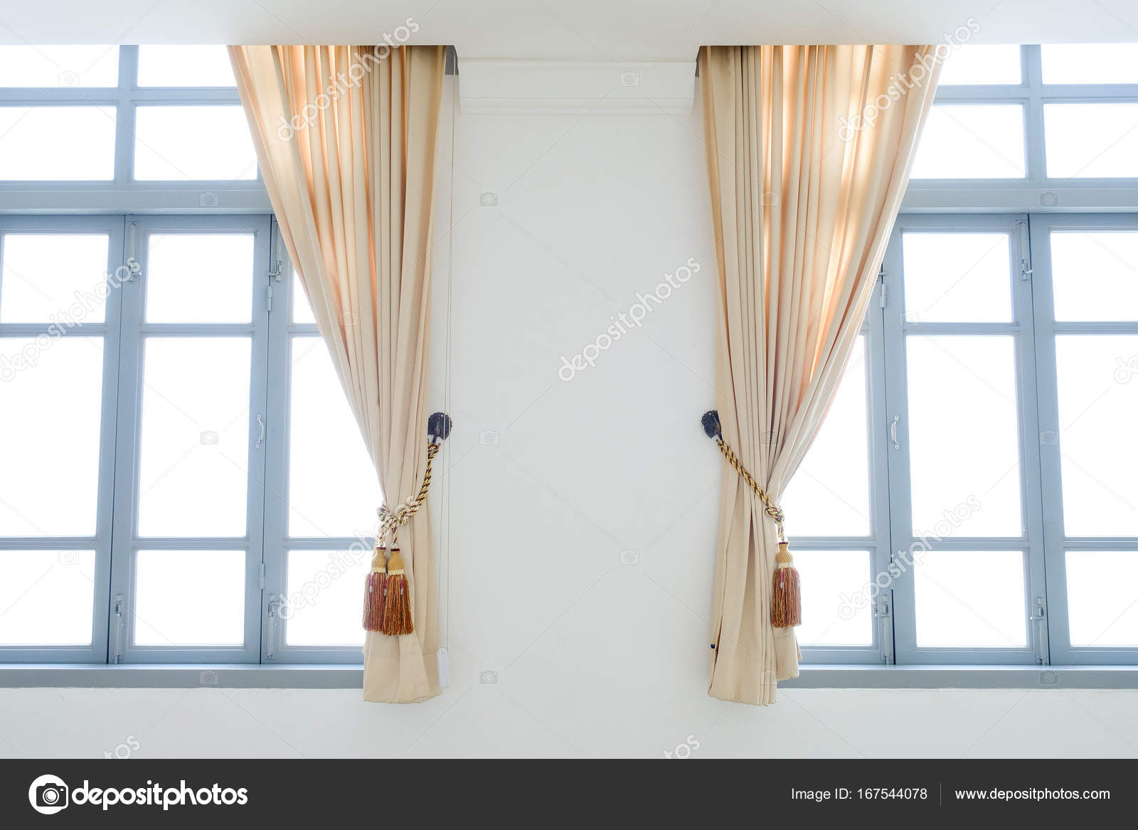 Beige gordijnen in een klassieke stijl. Interieur — Stockfoto ... Beige gordijnen in een klassieke stijl. Interieur — Stockfoto ...