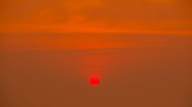 Güzel gün batımı yukarıdaki doğal görünümünü