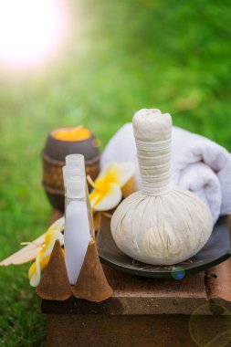 spa ürünleri üzerinde yeşil sazlık Nehri'nde tepsi