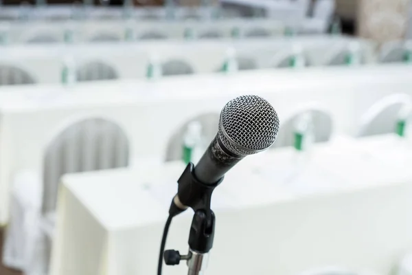 Close up van de microfoon in de vergaderzaal voor een seminar — Stockfoto