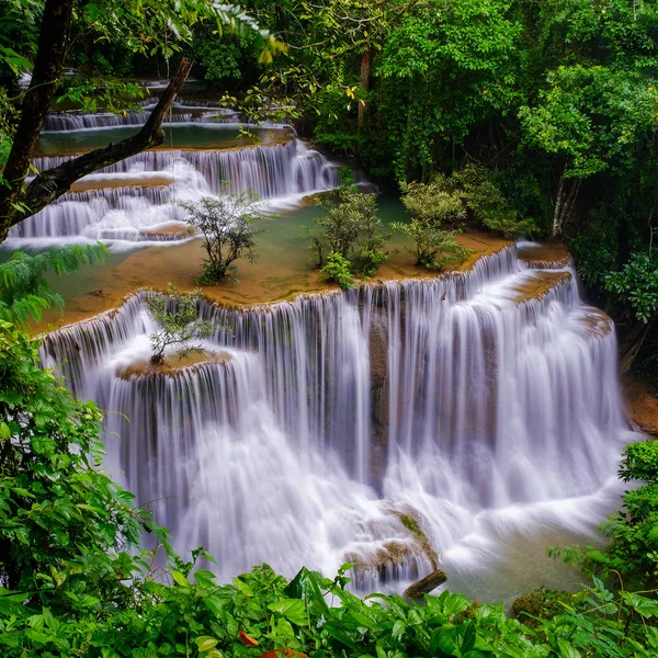 Huai Mae Kamin Waterfall in Kanchanaburi, Таїланд — стокове фото