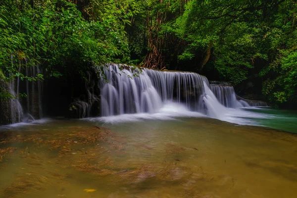 Huai Mae Kamin Wasserfall in Kanchanaburi, Thailand — Stockfoto