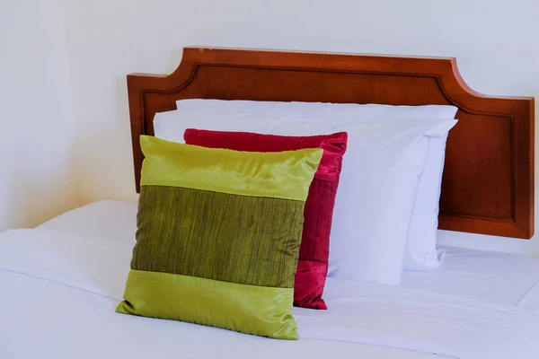 Şık yatak odası iç tasarım ile çok renkli desenli kullanabilirsin — Stok fotoğraf