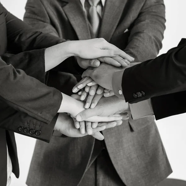 Grupo de empresarios reunidos estrechando la mano, busines — Foto de Stock