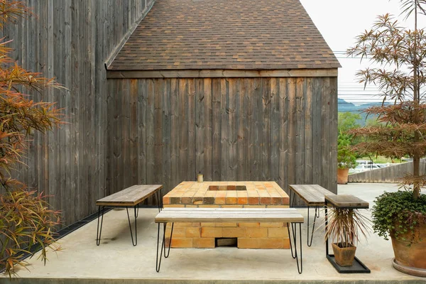 Набор деревянных столов и стульев, украшенных в саду — стоковое фото