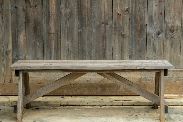 eski ahşap duvar ile ahşap sandalye.