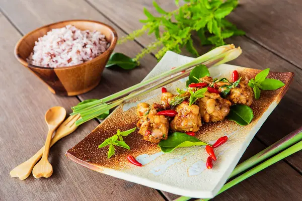 Wokad kyckling med basilika och ris på trä bord — Stockfoto