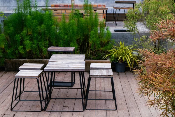 Set van houten tafel en stoel ingericht in tuin — Stockfoto