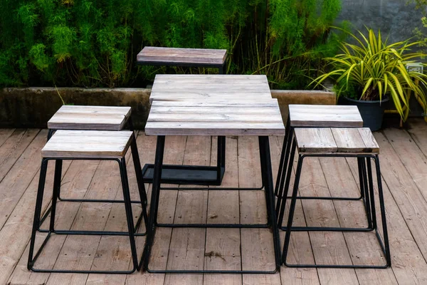 Set van houten tafel en stoel ingericht in tuin — Stockfoto