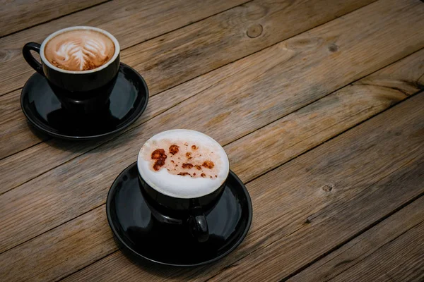 Kaffee am Morgen und Tasse Kaffee auf Holztisch. — Stockfoto