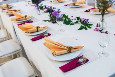 Tablo ile gözlük ve parti için seramik plakalar