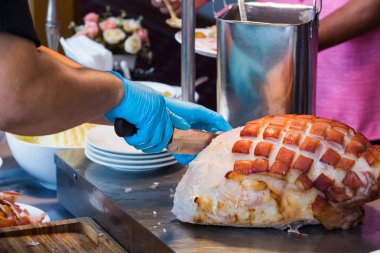 büyük bir kısmını domuz eti şiş kavurma