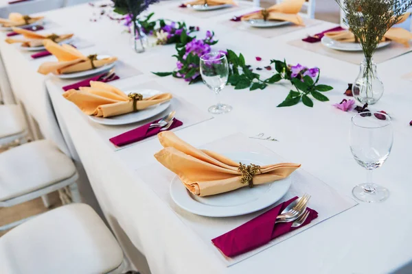 Tablo ile gözlük ve parti için seramik plakalar