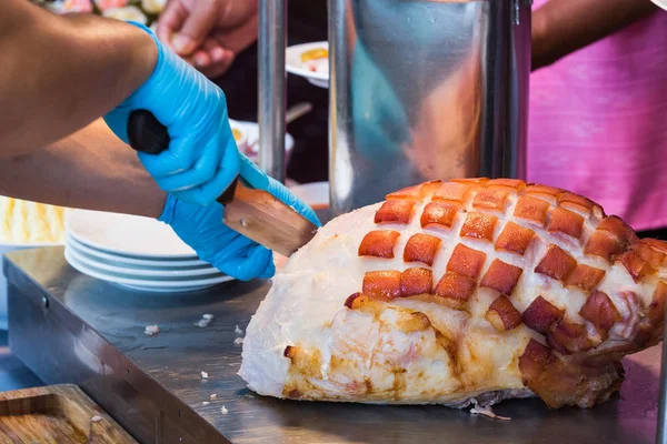 büyük bir kısmını domuz eti şiş kavurma