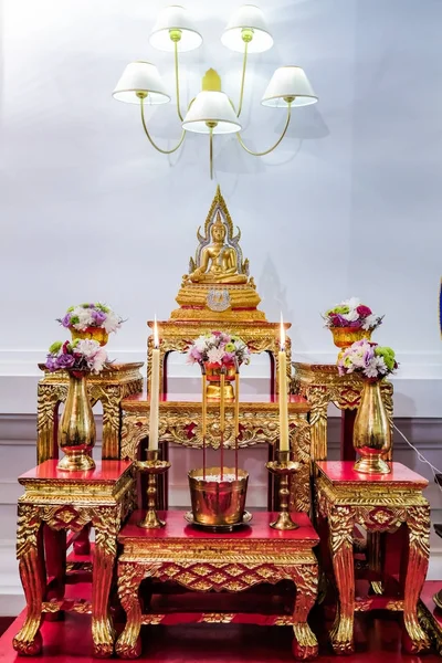 Ensemble de table d'autel pour rituel en Thaïlande — Photo