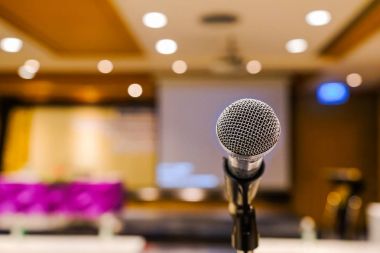 Toplantı Salonu bir seminer için mikrofon yakın çekim