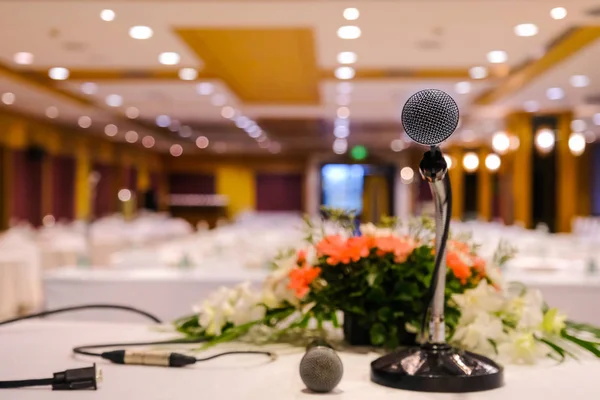 Close up van de microfoon in de vergaderzaal voor een seminar — Stockfoto
