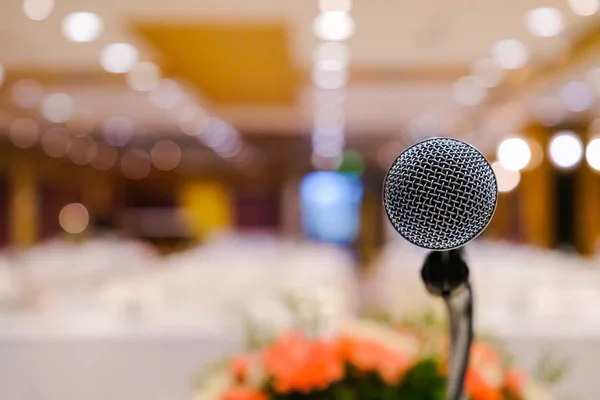 Close up van de microfoon in de vergaderzaal voor een seminar — Stockfoto