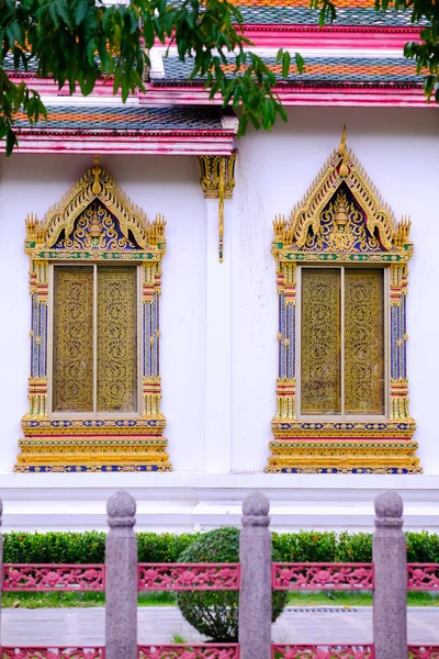 The religion art of Thai Buddhist temple windows — Stock Photo, Image