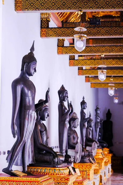 Una estatua de un Buda de metal colocada forrada en un templo . — Foto de Stock