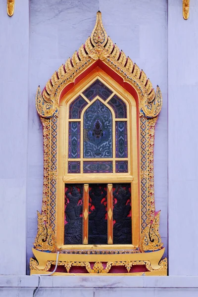 L'art religieux des fenêtres du temple bouddhiste thaïlandais — Photo