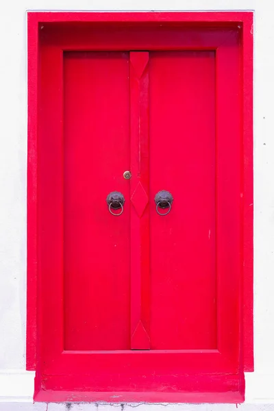 Fermeture de la porte Lion chinois Vintage Knocker sur doo en bois rouge — Photo