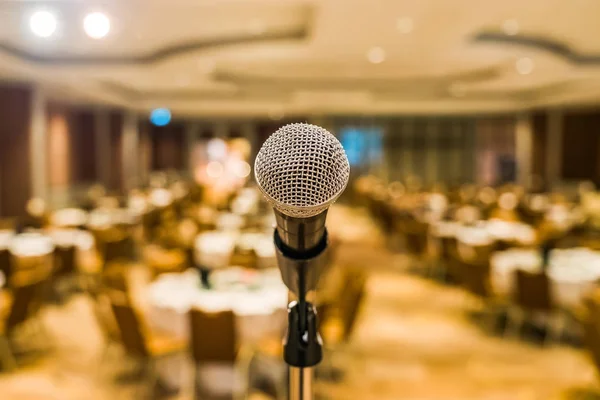 Close up van de microfoon in de vergaderzaal voor een seminar — Stockfoto