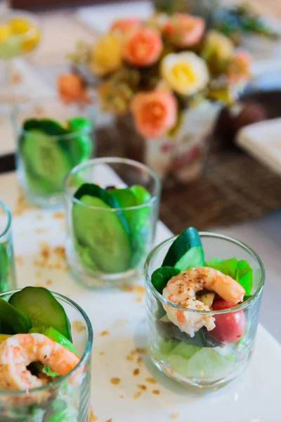 Salade de crevettes cocktail dans un verre magnifiquement arrangé . — Photo