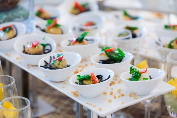 Scallop cocktail on black spaghetti line in white cup — Stock Photo, Image