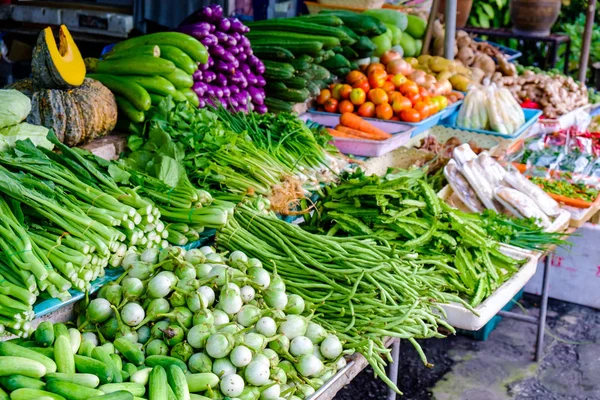 Asiatischer Bauernmarkt verkauft frisches grünes Salatgemüse — Stockfoto
