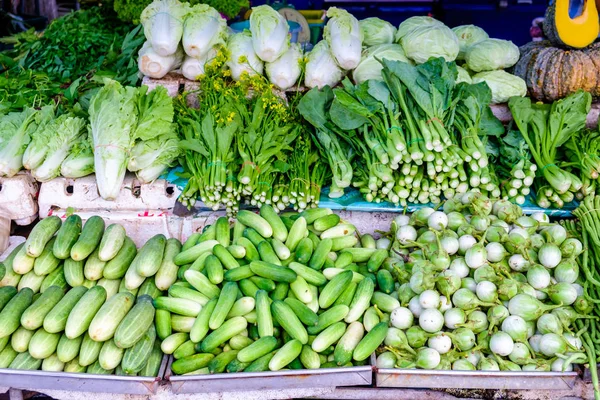 Mercado de granjeros asiáticos vendiendo verduras frescas de salat verde —  Fotos de Stock