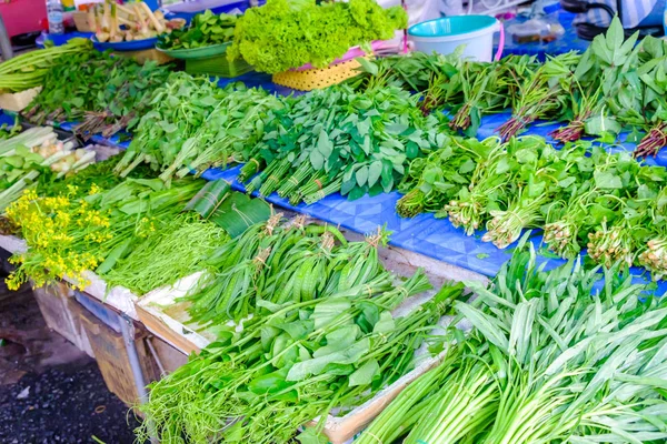 Mercado de granjeros asiáticos vendiendo verduras frescas de salat verde —  Fotos de Stock