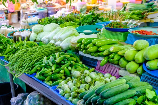 Asiatischer Bauernmarkt verkauft frisches grünes Salatgemüse — Stockfoto