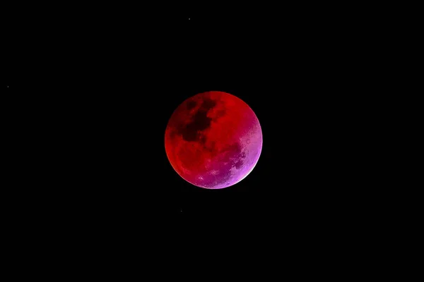 Concepto de luna de sangre de una luna llena roja contra un cielo negro — Foto de Stock