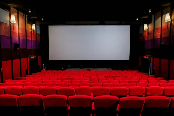 Порожній червоний стілець у кінотеатрах . — стокове фото