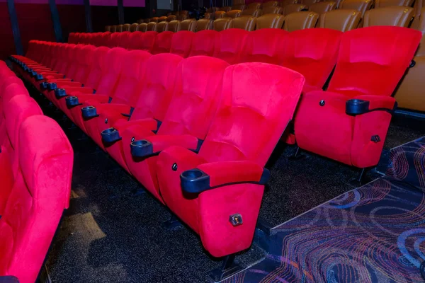 在电影院座位上空着红色的椅子. — 图库照片