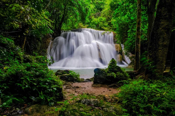 Huai Mae Kamin Wasserfall in Kanchanaburi, Thailand — Stockfoto