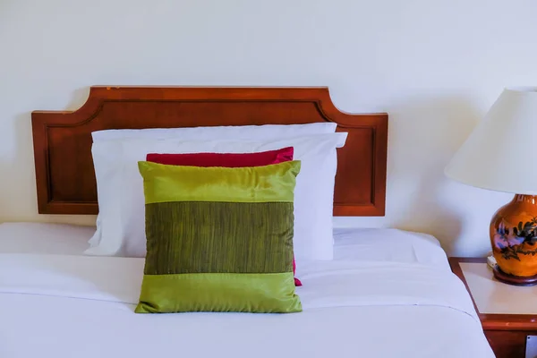 Şık yatak odası iç tasarım ile çok renkli desenli kullanabilirsin — Stok fotoğraf