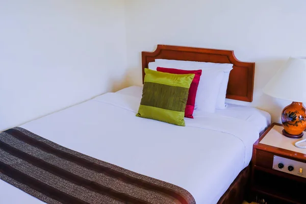 멀티 컬러와 세련 된 침실 인테리어 디자인 패턴 pillo — 스톡 사진