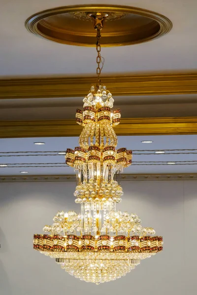 Elegantní křišťálový lustr — Stock fotografie
