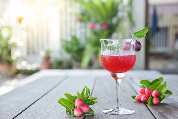 Le jus rouge de l'ancienne Thaïlande nom carunda ou karonda (Caris — Photo