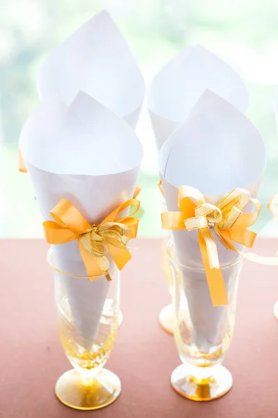Kegel schöne Blumenarrangements für die Hochzeit — Stockfoto