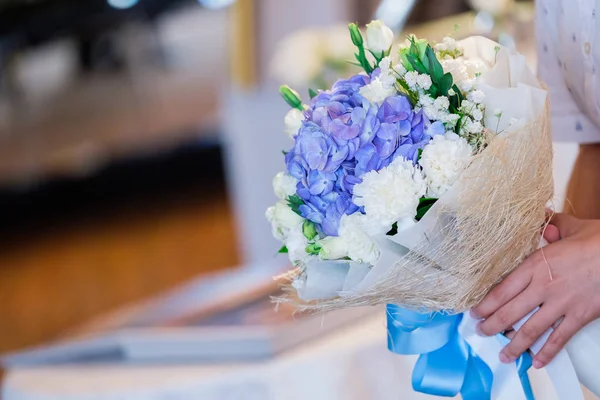 Красиво устроенный букет цветов для невесты — стоковое фото