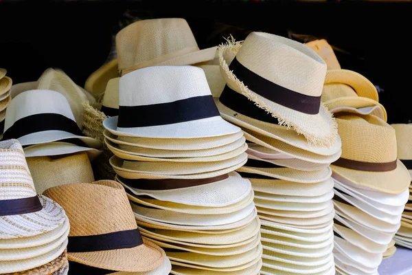 Купка капелюхів на ринку — стокове фото
