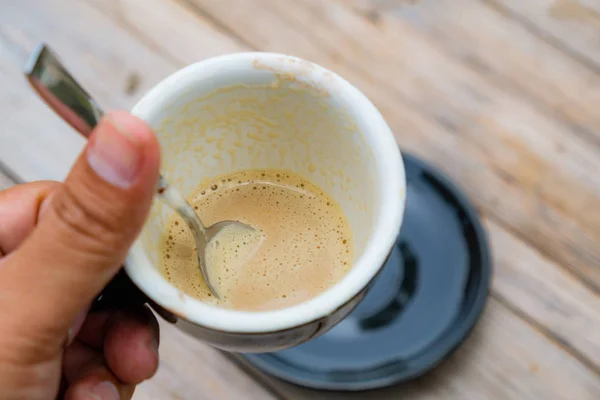 Утренний кофе в напитке почти нет, с деревянным столом — стоковое фото