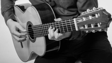 Adam Tayland için beyaz arka plan izole klasik gitar çalmak
