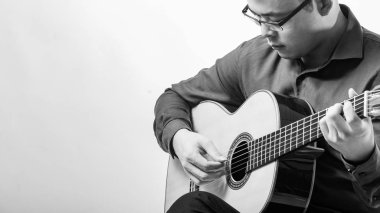 Adam Tayland için beyaz arka plan izole klasik gitar çalmak